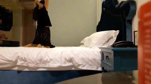 真TM受不了 饥渴男宾馆约偷情人妻说来大姨妈了不同意做软磨硬泡还是把J8插进去了国语对白精彩